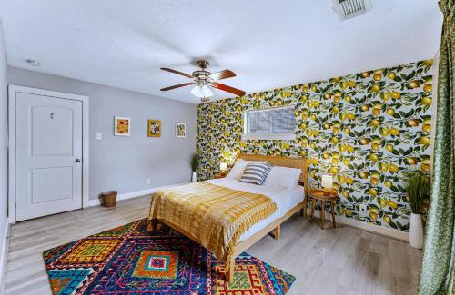 Westbury House | Friends-Themed 4BD - Pingpong & Outdoor Theater