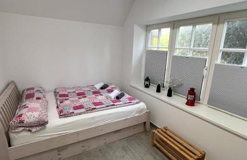 Stadland Apartment | Friesenhaus Ebbe für 6 Gäste mit großem Garten