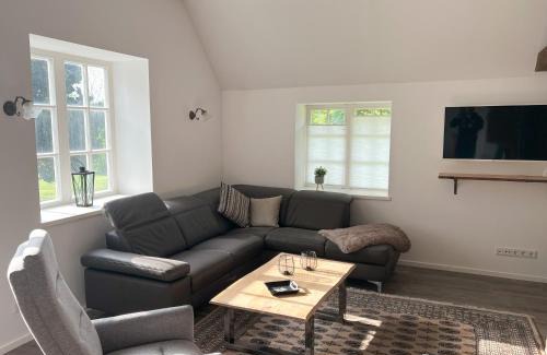 Stadland Apartment | Friesenhaus Ebbe für 6 Gäste mit großem Garten