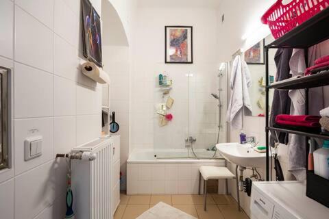 Ottakring House | FRO-MEDIA - Room - Backside - Community Space -