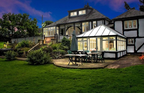 Church Minshull House | Frog Manor, Hot Tub and fantastic gardens
