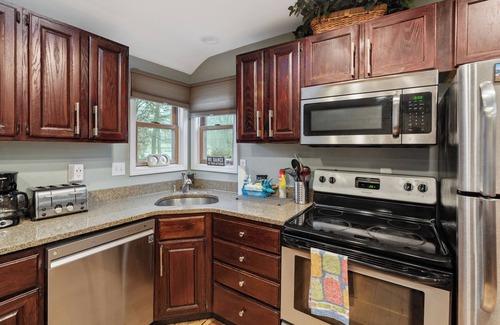 Oxbow House | From $400/nt SERENE & QUIET-Huge Deck-Free Kayaks & Paddle Boat! PETS! Specials!