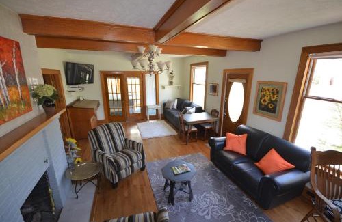 Suttons Bay House | Front Cottage "Green Shutter"