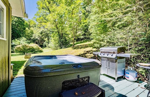 Almond Cabin | Front porch with bed swing, Pets Welcome, Hot Tub, Fireplace, Creek, Firepit.