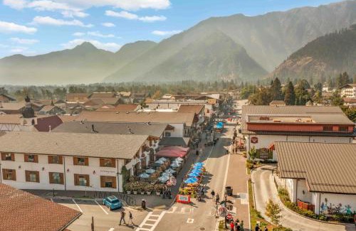 Leavenworth House | Front Street Suites - Meredith Lodging