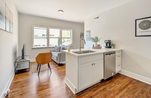 East Walnut HIlls Apartment | Frontdesk | 1 BR Apt near Krohn Conservatory