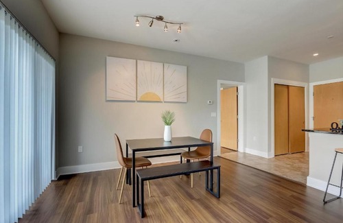 Yankee Hill Apartment | FRONTDESK 1040 Cass St Apts East Town Milwaukee