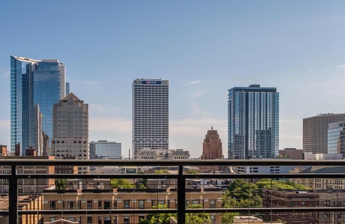 Yankee Hill Apartment | FRONTDESK 1040 Cass St Apts East Town Milwaukee