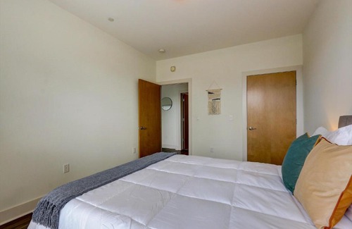Yankee Hill Apartment | FRONTDESK 1040 Cass St Apts East Town Milwaukee