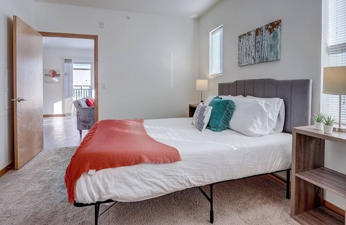 Fifth Ward Apartment | FRONTDESK 124 W Washington St Apts Milwaukee