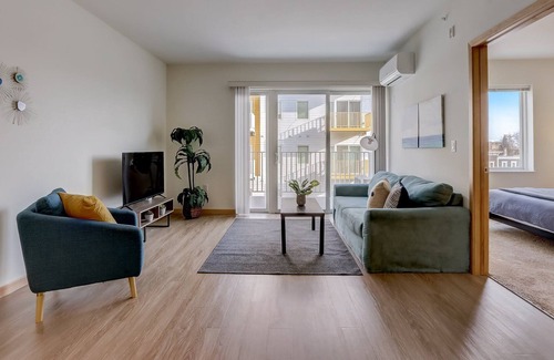 Fifth Ward Apartment | FRONTDESK 124 W Washington St Apts Milwaukee