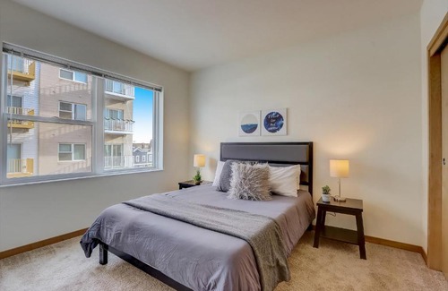 Fifth Ward Apartment | FRONTDESK 124 W Washington St Apts Milwaukee