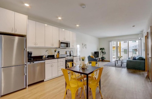 Fifth Ward Apartment | FRONTDESK 124 W Washington St Apts Milwaukee