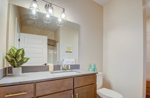 Louisville Apartment | Frontdesk | 2 BR Apt near The Speed Art Museum