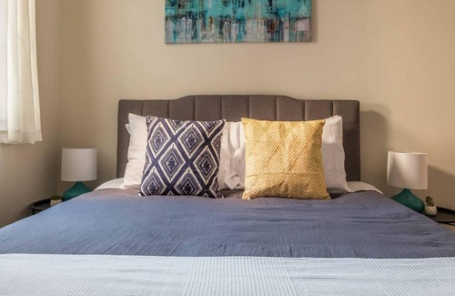 East Market District Apartment | Frontdesk | 2BR w/Balcony in the Heart of NuLu
