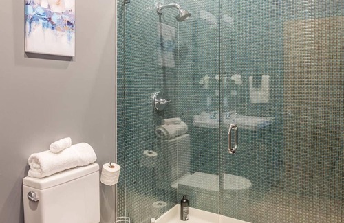 East Market District Apartment | Frontdesk | 2BR w/Balcony in the Heart of NuLu