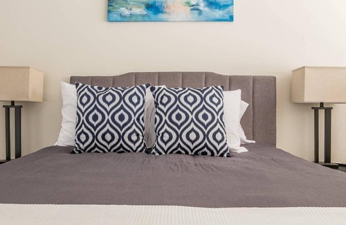 East Market District Apartment | Frontdesk | 2BR w/Balcony in the Heart of NuLu
