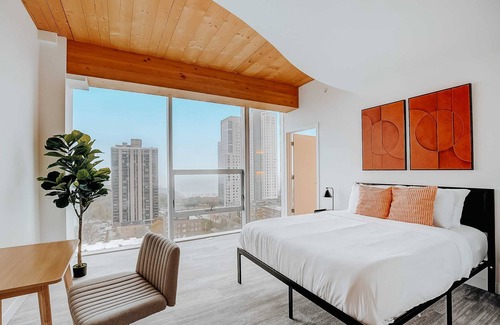 East Town Apartment | Frontdesk | 3 BR Upscale+Modern Downtown Apt