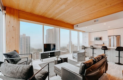 East Town Apartment | Frontdesk | 3 BR Upscale+Modern Downtown Apt