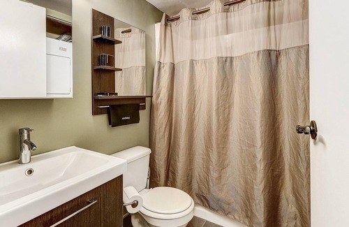 Gayborhood Apartment | Frontdesk | Bright 1 BR in Washington Square
