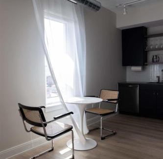 Lakeview Apartment | FRONTDESK Cozy Studio Apt in Wrigleyville