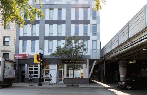 Lakeview Apartment | FRONTDESK Cozy Studio Apt in Wrigleyville