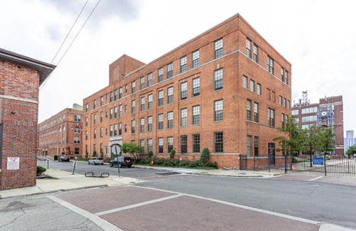 Detroit Apartment | Frontdesk I River Place Apts Rivertown Detroit
