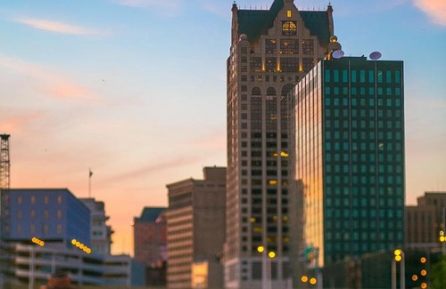 Fifth Ward Apartment | FRONTDESK Maxwell Lofts Milwaukee Walker's Point