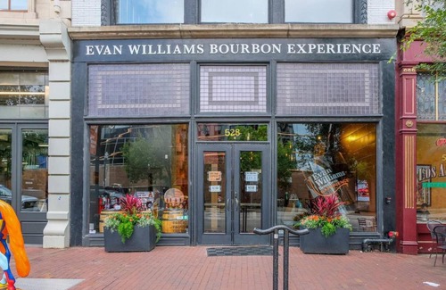 East Market District Apartment | FRONTDESK NuLu Apts Louisville