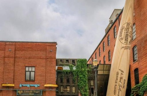 East Market District Apartment | FRONTDESK NuLu Apts Louisville