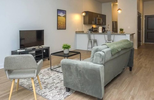 Downtown Des Moines Apartment | Frontdesk | Open and Bright 2 BR Apt