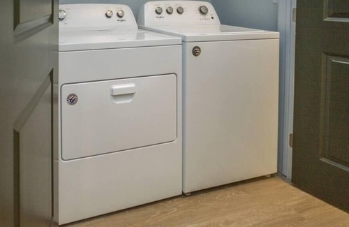 Downtown Des Moines Apartment | Frontdesk | Open and Bright 2 BR Apt