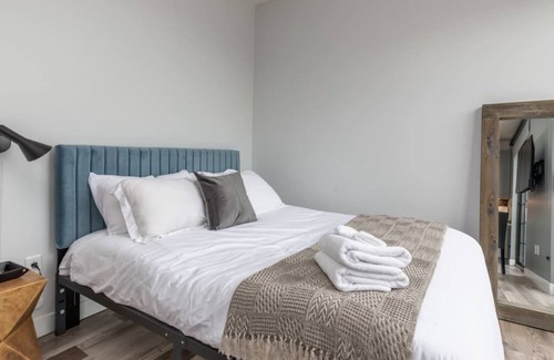 Soulard Apartment | Frontdesk | Open Studio Apt near The Gate District