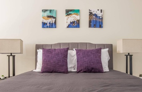 East Market District Apartment | Frontdesk | Peaceful 2BR Loft in Central NuLu
