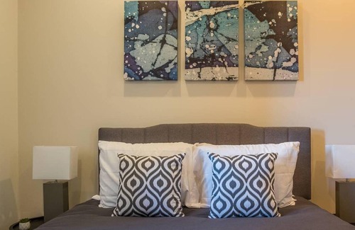 East Market District Apartment | Frontdesk | Peaceful 2BR Loft in Central NuLu