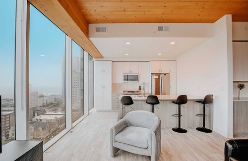 East Town Apartment | Frontdesk | Showy 3 BR Apt by Cathedral Sq Park