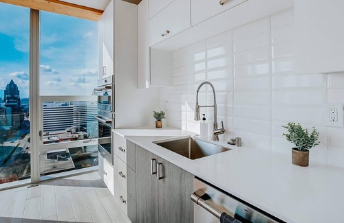East Town Apartment | Frontdesk | Stunning 3BR w / Lake & City Views