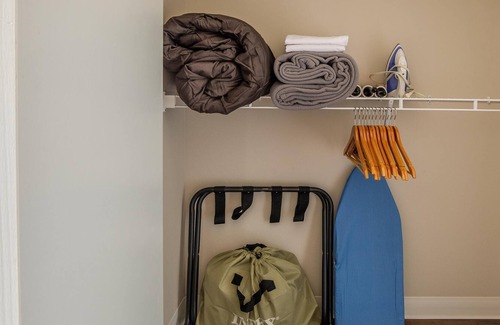 Ames Apartment | Frontdesk | Stylish 1BR Apt Near Theater