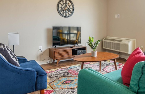 Ames Apartment | Frontdesk | Stylish 1BR Apt Near Theater