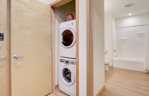 Fifth Ward Apartment | FRONTDESK Trio Apts Milwaukee