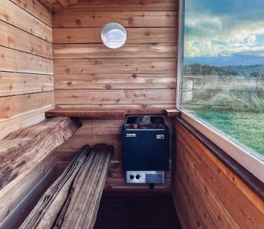Port Angeles House | Frontier Farmhouse-sauna &ht