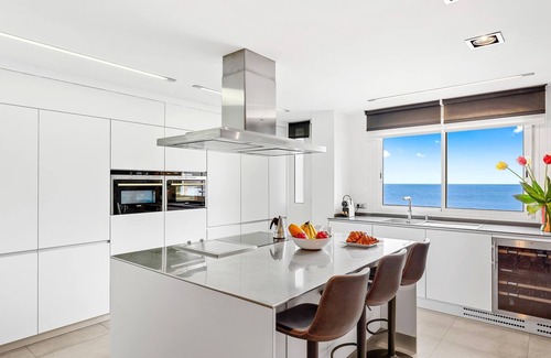 Radazul Apartment | Frontline Beach Apartment with Terrace