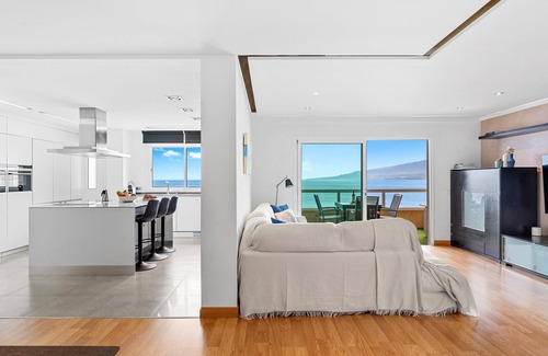 Radazul Apartment | Frontline Beach Apartment with Terrace