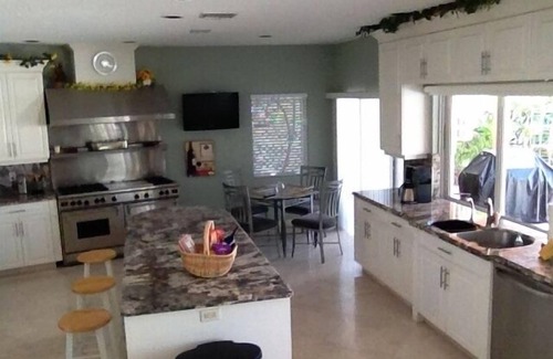 Bermuda Riviera House | Ft Lauderdale/Walk to the Beach, 3/3.5/Pool rm bd Casa by the Sea