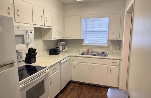 Enterprise Apartment | Ft Novosel 9 miles away. Quiet 2-bedroom Townhouse in Enterprise with WiFi, AC