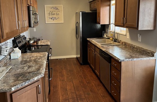 Cimarron Hills House | Full 4br 2ba Two Level House
