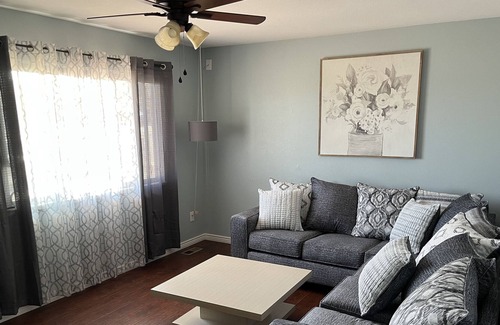 Cimarron Hills House | Full 4br 2ba Two Level House
