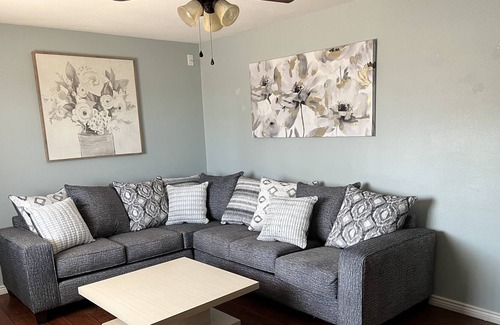 Cimarron Hills House | Full 4br 2ba Two Level House