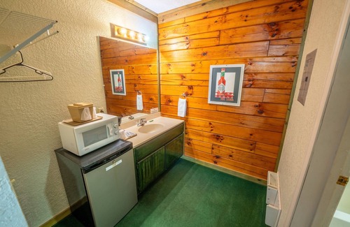 Buchanan House | Full and 2 Twin Beds Room