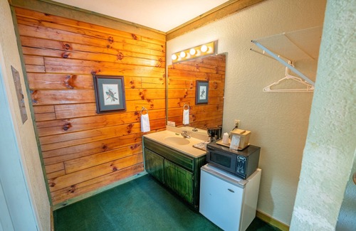 Buchanan House | Full and 2 Twin Beds Room